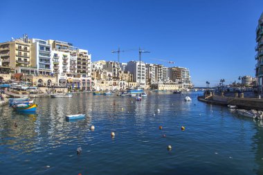 San Giljan, Malta, 7 Ocak 2019 tarihinde. Mimari kompleks Spinola Körfezi'nin güzel set of. Yürüyüş ve balıkçı tekneleri defne Spinola kıyısında