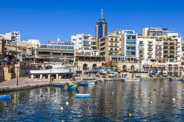 San Giljan, Malta, 7 Ocak 2019 tarihinde. Mimari kompleks Spinola Körfezi'nin güzel set of. Yürüyüş ve balıkçı tekneleri defne Spinola kıyısında