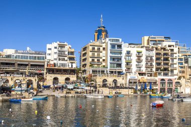 San Giljan, Malta, 7 Ocak 2019 tarihinde. Mimari kompleks Spinola Körfezi'nin güzel set of. Yürüyüş ve balıkçı tekneleri defne Spinola kıyısında