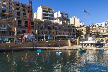 San Giljan, Malta, 7 Ocak 2019 tarihinde. Mimari kompleks Spinola Körfezi'nin güzel set of. Yürüyüş ve balıkçı tekneleri defne Spinola kıyısında