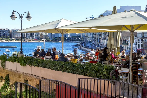 San Giljan Malta Januar 2019 Folk Hviler Spiser Pittoreske Gatekafeer – stockfoto