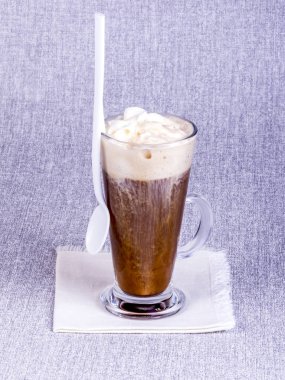 Şeffaf bir fincanda kremalı kahve.