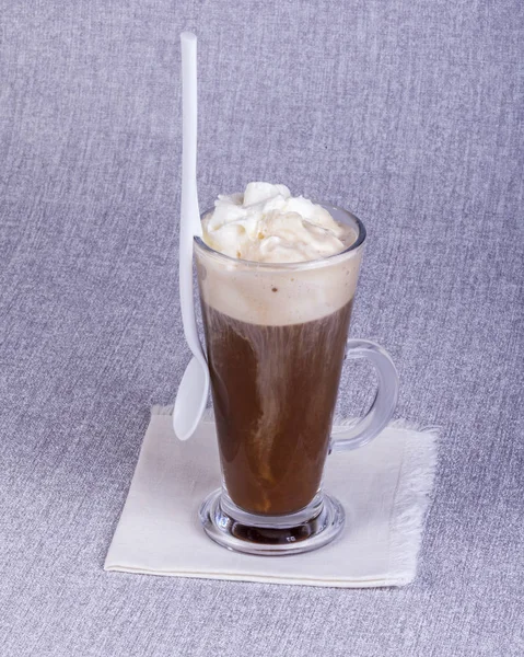 Café Con Crema Una Taza Transparente — Foto de Stock