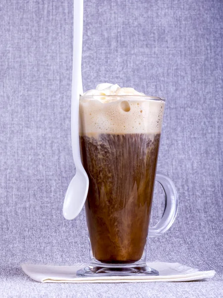 Café Com Creme Uma Xícara Transparente — Fotografia de Stock