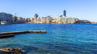 San Giljan, Malta, 7 Ocak 2019 tarihinde. Pitoresk defne Spinola, güzel dolgu ve Portomasso'nın kulesi görünümünü