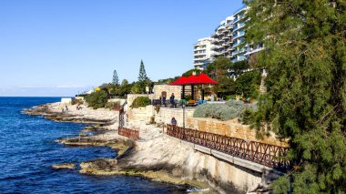 San Giljan, Malta, 7 Ocak 2019 tarihinde. Pitoresk defne Spinola ve güzel dolgu görünümü