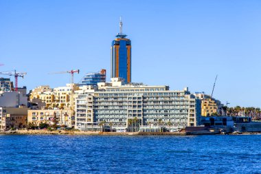 San Giljan, Malta, 7 Ocak 2019 tarihinde. Pitoresk defne Spinola, güzel dolgu ve Portomasso'nın kulesi görünümünü