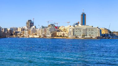 San Giljan, Malta, 7 Ocak 2019 tarihinde. Pitoresk defne Spinola, güzel dolgu ve Portomasso'nın kulesi görünümünü