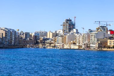 San Giljan, Malta, 7 Ocak 2019 tarihinde. Pitoresk defne Spinola ve güzel dolgu görünümü