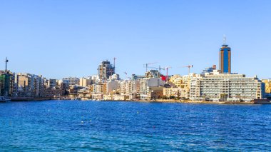 San Giljan, Malta, 7 Ocak 2019 tarihinde. Pitoresk defne Spinola ve güzel dolgu görünümü