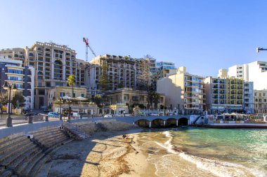 San Giljan, Malta, 7 Ocak 2019 tarihinde. Pitoresk defne Spinola ve güzel dolgu görünümü