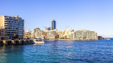 San Giljan, Malta, 7 Ocak 2019 tarihinde. Pitoresk defne Spinola, güzel dolgu ve Portomasso'nın kulesi görünümünü