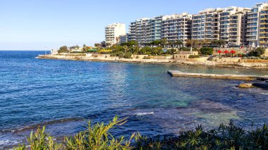 San Giljan, Malta, 7 Ocak 2019 tarihinde. Pitoresk defne Spinola ve güzel dolgu görünümü