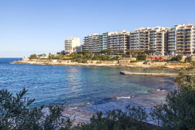 San Giljan, Malta, 7 Ocak 2019 tarihinde. Pitoresk defne Spinola ve güzel dolgu görünümü