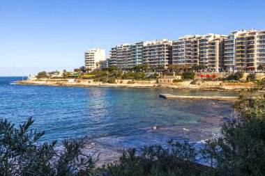 San Giljan, Malta, 7 Ocak 2019 tarihinde. Pitoresk defne Spinola ve güzel dolgu görünümü