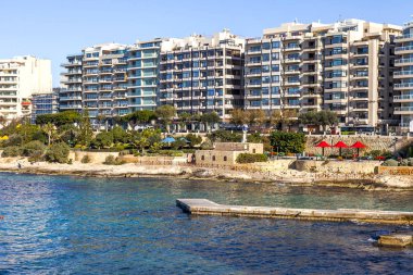 San Giljan, Malta, 7 Ocak 2019 tarihinde. Pitoresk defne Spinola ve güzel dolgu görünümü