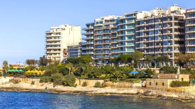 San Giljan, Malta, 7 Ocak 2019 tarihinde. Pitoresk defne Spinola ve güzel dolgu görünümü