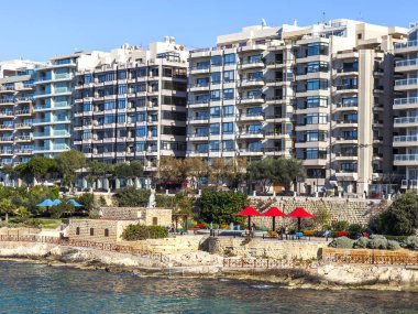 San Giljan, Malta, 7 Ocak 2019 tarihinde. Pitoresk defne Spinola ve güzel dolgu görünümü