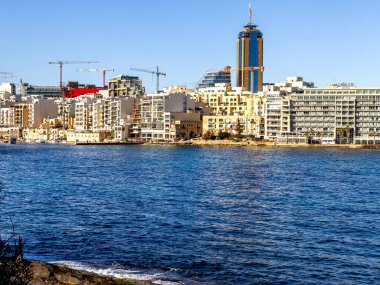 San Giljan, Malta, 7 Ocak 2019 tarihinde. Pitoresk defne Spinola, güzel dolgu ve Portomasso'nın kulesi görünümünü