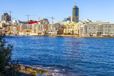 San Giljan, Malta, 7 Ocak 2019 tarihinde. Pitoresk defne Spinola, güzel dolgu ve Portomasso'nın kulesi görünümünü