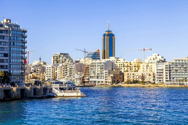 San Giljan, Malta, 7 Ocak 2019 tarihinde. Pitoresk defne Spinola, güzel dolgu ve Portomasso'nın kulesi görünümünü