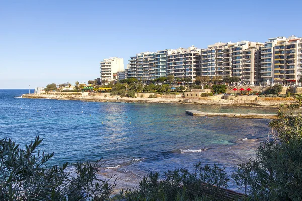 San Giljan, Malta, 7 Ocak 2019 tarihinde. Pitoresk defne Spinola ve güzel dolgu görünümü
