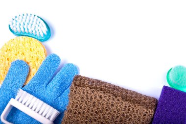Cilt bakımı için nesneler: çeşitli süngerler, kabuk soyma fırçası