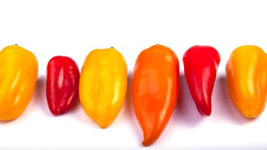 Beyaz arka plan üzerinde taze paprikas