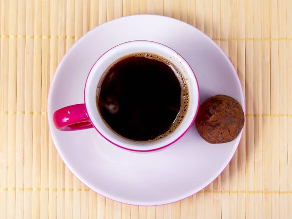 Espresso Kahve Parlak Pembe Seramik Kupası Bir Daire Üzerinde Acı — Stok fotoğraf