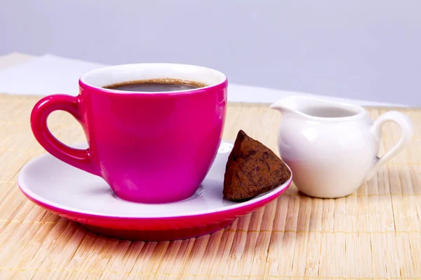 Кава Еспресо Яскраво Рожевій Керамічній Чашці Цукерки Гіркого Шоколаду Блюдці — стокове фото