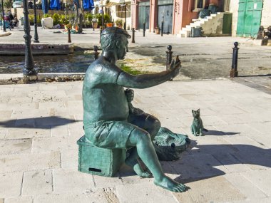 San Giljan, Malta, 5 Ocak 2019 tarihinde. Modern heykel pitoresk defne Spinola kıyısında