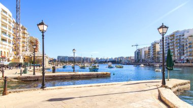 San Giljan, Malta, 7 Ocak 2019 tarihinde. Pitoresk defne Spinola ve güzel dolgu görünümü 