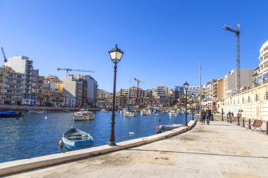 San Giljan, Malta, 7 Ocak 2019 tarihinde. Pitoresk defne Spinola ve güzel dolgu görünümü 