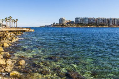 Pitoresk deniz manzara. Su ile güneş ışığı yanar. Uzaktan güzel dolgu