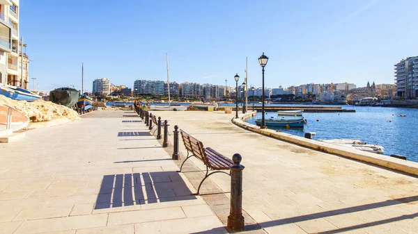 马耳他圣吉尔扬 2019年1月7日 风景如画的海湾斯皮诺拉和美丽的堤防的看法 — 图库照片