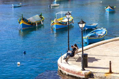 San Giljan, Malta, 7 Ocak 2019 tarihinde. Pitoresk defne Spinola ve güzel dolgu görünümü