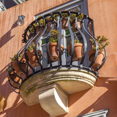 San Giljan, Malta, 7 Ocak 2019 tarihinde. Geleneksel bir ev bir cephe parçası. Malta mimarisi ve bir ülke sembolleri - güzel balkon karakteristik bir detay