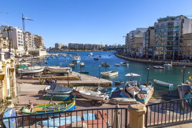 San Giljan, Malta, 7 Ocak 2019 tarihinde. Mimari kompleks Spinola Körfezi'nin güzel set of. Yürüyüş ve balıkçı tekneleri defne Spinola kıyısında