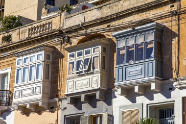 San Giljan, Malta, 7 Ocak 2019 tarihinde. Geleneksel bir ev bir cephe parçası. Malta mimarisi ve bir ülke sembolleri - güzel balkon karakteristik bir detay