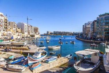 San Giljan, Malta, 7 Ocak 2019 tarihinde. Mimari kompleks Spinola Körfezi'nin güzel set of. Yürüyüş ve balıkçı tekneleri defne Spinola kıyısında