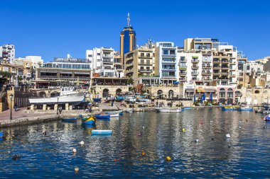 San Giljan, Malta, 7 Ocak 2019 tarihinde. Pitoresk defne Spinola ve güzel dolgu görünümü