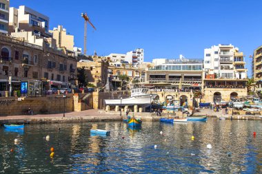 San Giljan, Malta, 7 Ocak 2019 tarihinde. Pitoresk defne Spinola ve güzel dolgu görünümü