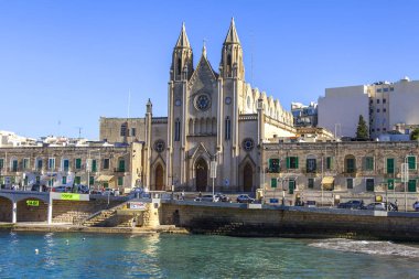 San Giljan, Malta, 5 Ocak 2019 tarihinde. Balluta Körfezi kıyısında Our Lady of Mount Carmel Parish Kilisesi bir cephe