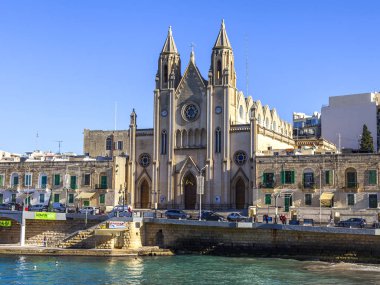 San Giljan, Malta, 5 Ocak 2019 tarihinde. Balluta Körfezi kıyısında Our Lady of Mount Carmel Parish Kilisesi bir cephe