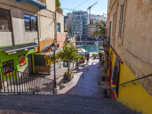 San Giljan, Malta, 5 Ocak 2019 tarihinde. denize iletken bir merdiven ile pitoresk sokak