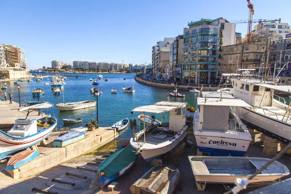 San Giljan, Malta, 7 Ocak 2019 tarihinde. Mimari kompleks Spinola Körfezi'nin güzel set of. Yürüyüş ve balıkçı tekneleri defne Spinola kıyısında