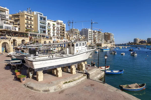 San Giljan, Malta, 7 Ocak 2019 tarihinde. Mimari kompleks Spinola Körfezi'nin güzel set of. Yürüyüş ve balıkçı tekneleri defne Spinola kıyısında
