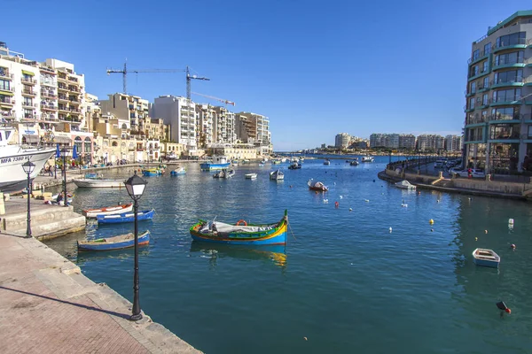San Giljan, Malta, 7 Ocak 2019 tarihinde. Pitoresk defne Spinola ve güzel dolgu görünümü
