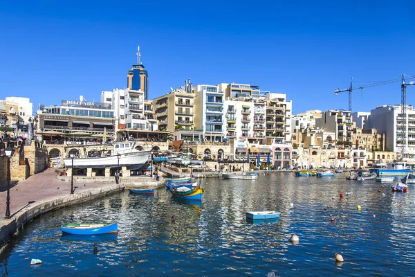 San Giljan, Malta, 7 Ocak 2019 tarihinde. Pitoresk defne Spinola ve güzel dolgu görünümü