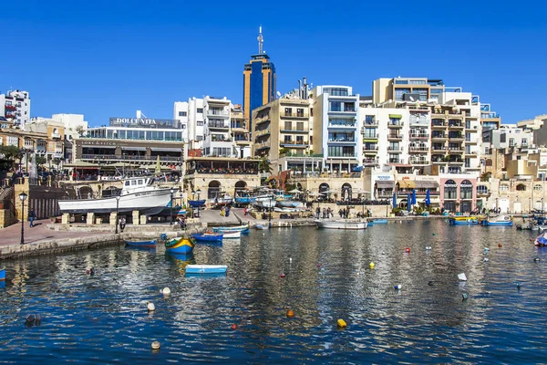 San Giljan, Malta, 7 Ocak 2019 tarihinde. Pitoresk defne Spinola ve güzel dolgu görünümü